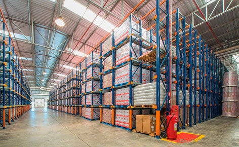Tre sistemi di stoccaggio classificano la merce del produttore lattiero Bela Vista in funzione della sua rotazione nel suo centro di distribuzione di Minas Gerais (Brasil) Tre sistemi di stoccaggio classificano la merce del produttore lattiero Bela Vista in funzione della sua rotazione nel suo centro di distribuzione di Minas Gerais (Brasil)