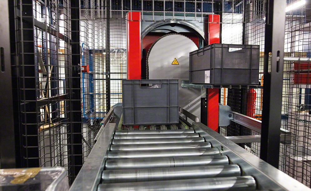 Un elevatore verticale di contenitori collega i vari piani del magazzino