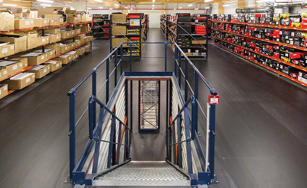 Sono state installate quattro scale, collocate in posizioni strategiche, che consentono agli operatori di accedere a tutti i piani del magazzino