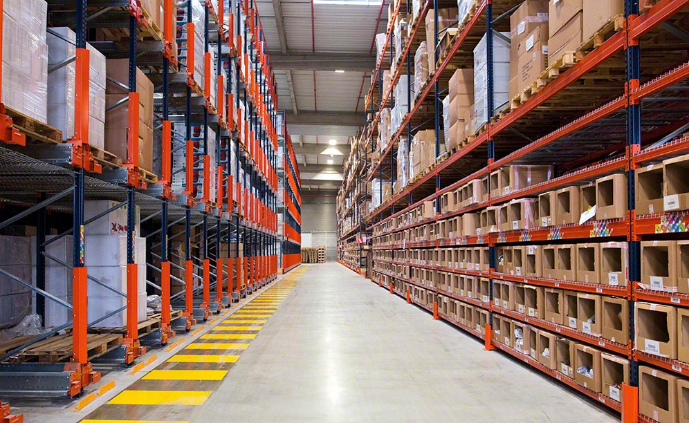 Orchestra, un produttore francese di moda per bambini, ottiene una capacità di oltre 73.000 posti pallet con scaffalature portapallet con livelli inferiori per picking Orchestra, un produttore francese di moda per bambini, ottiene una capacità di oltre 73.000 posti pallet con scaffalature portapallet con livelli inferiori per picking