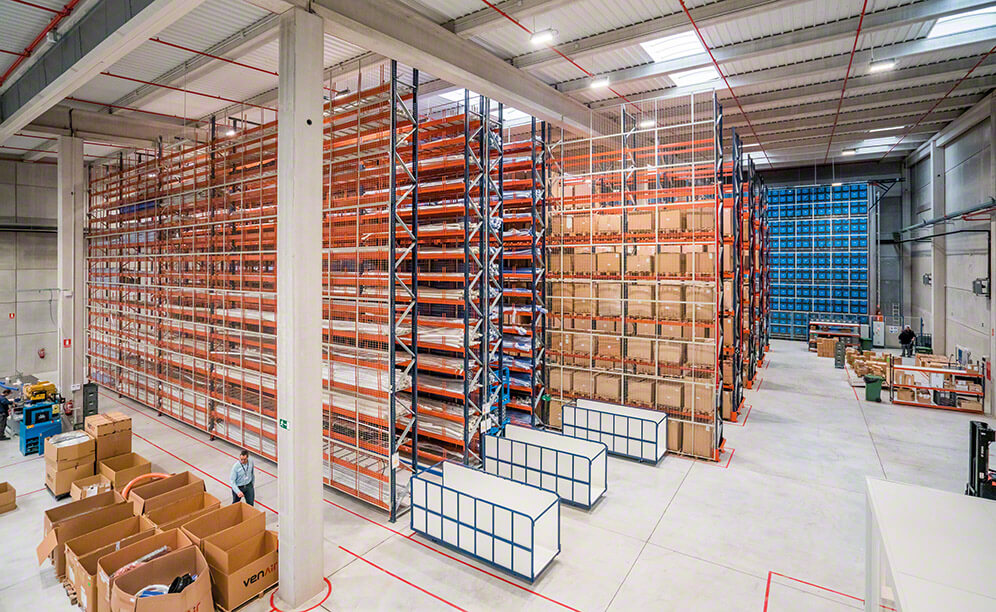 Il magazzino di Venair è dotato di tre sistemi di stoccaggio di Mecalux: scaffalature portapallet, scaffalature con corsie strette e un magazzino automatico miniload