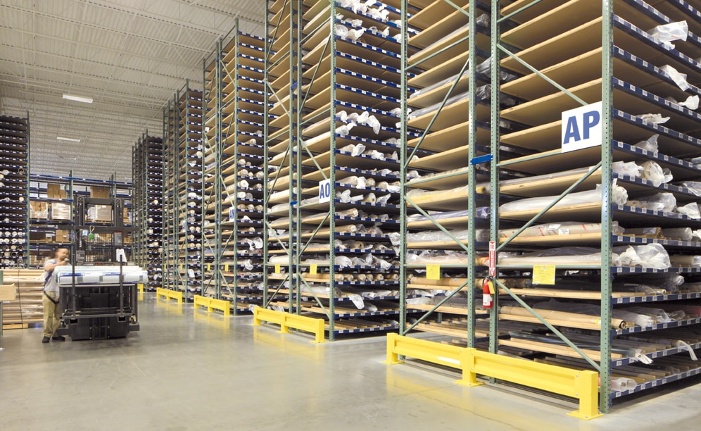 Mecalux ha suggerito all'azienda una soluzione per riuscire a gestire le migliaia di rotoli sistemati su scaffalature alte più di 9 m