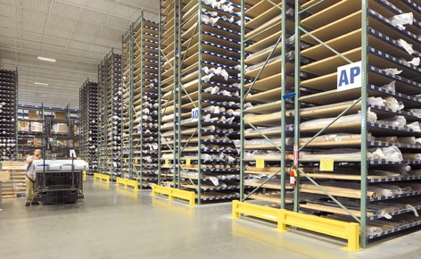 Una soluzione speciale di scaffalature portapallet per lo stoccaggio e la movimentazione di rotoli di tessuto Una soluzione speciale di scaffalature portapallet per lo stoccaggio e la movimentazione di rotoli di tessuto