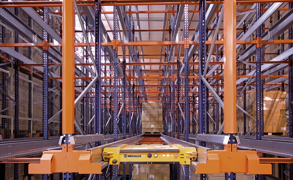 Il sistema a stoccaggio intensivo Pallet Shuttle moltiplica l'efficienza nella fornitura di prodotti sanitari Il sistema a stoccaggio intensivo Pallet Shuttle moltiplica l'efficienza nella fornitura di prodotti sanitari