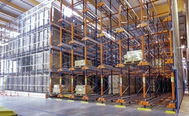 Mecalux ha installato sei blocchi di scaffalature a stoccaggio intensivo da 10 m di altezza con una capacità di stoccaggio di 3.700 pallet