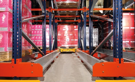 Riorganizzazione del magazzino di un'azienda vinicola per ottenere le migliori condizioni di stoccaggio e conservazione Riorganizzazione del magazzino di un'azienda vinicola per ottenere le migliori condizioni di stoccaggio e conservazione