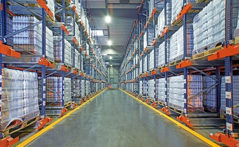 Il produttore lattiero-caseario SLVA è in grado di movimentare e stoccare più di 7.400 pallet con le nuove navette Pallet Shuttle in canali fino a 20 m di profondità