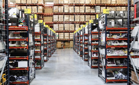 Un circuito completo di trasportatori velocizza la preparazione degli ordini di un'azienda pionera nell'e-commerce Un circuito completo di trasportatori velocizza la preparazione degli ordini di un'azienda pionera nell'e-commerce