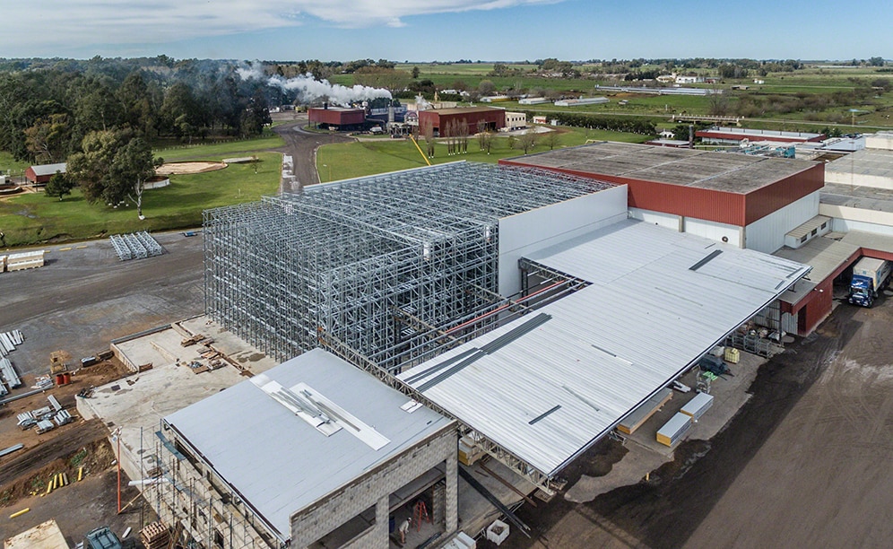 Mecalux ha disegnato e costruito una cella surgelato elamento autoportante di 1.410 m² con una capacità di stoccaggio superiore ai 3.400 posti pallet