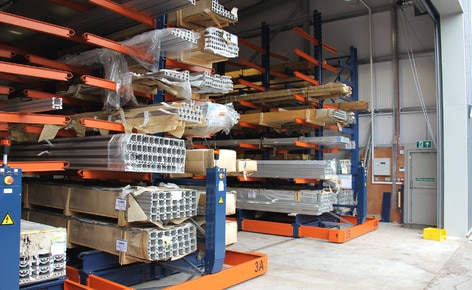 Mecalux istalla a Tiverton, Regno Unito, una soluzione particolare di scaffalature mobili con cantilever per profilati metallici Mecalux istalla a Tiverton, Regno Unito, una soluzione particolare di scaffalature mobili con cantilever per profilati metallici