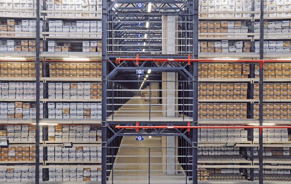 Il magazzino, suddiviso su quattro piani per permettere la movimentazione manuale della merce, è costituito da scaffalature a grande altezza e resistenza, composte da diversi livelli di carico dove vengono depositate le scatole che contengono gli archivi