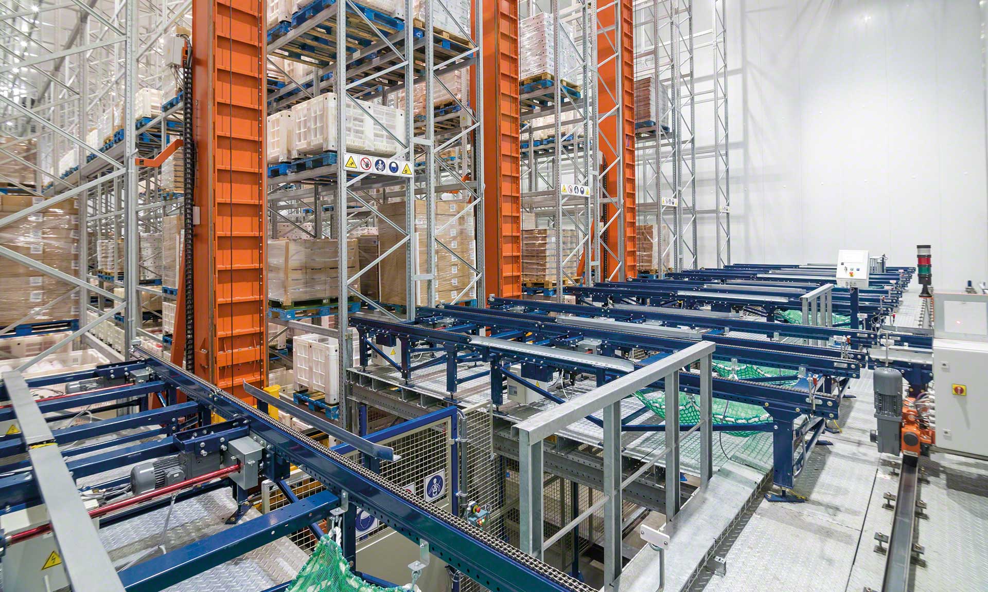 L’efficiente semplicità di un magazzino automatico per lavorare a temperature negative L’efficiente semplicità di un magazzino automatico per lavorare a temperature negative