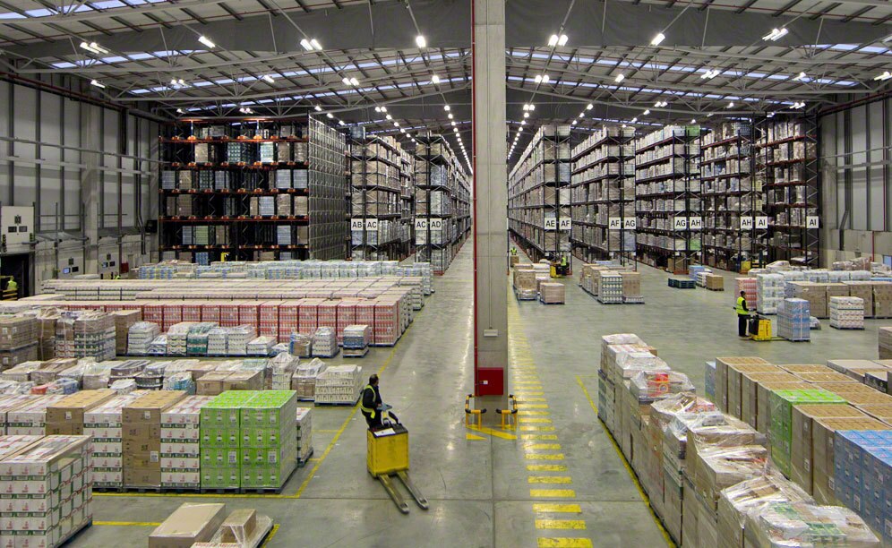 Magazzino A: Il sistema a stoccaggio intensivo semiautomatico Pallet Shuttle è stato combinato alle scaffalature portapallet