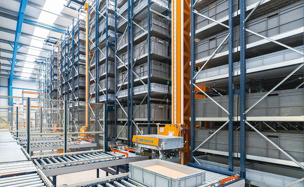 Il magazzino automatico gestisce 8.000 contenitori in soli 625m<sup>2</sup>