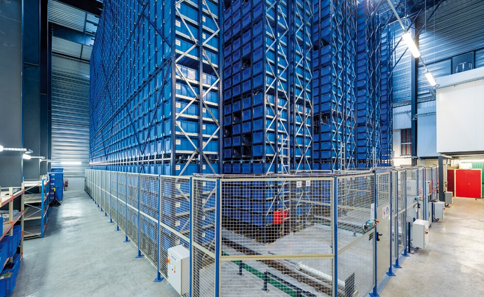 Magazzino miniload raggiunge una capacità di stoccaggio di 15.872 posti per contenitori