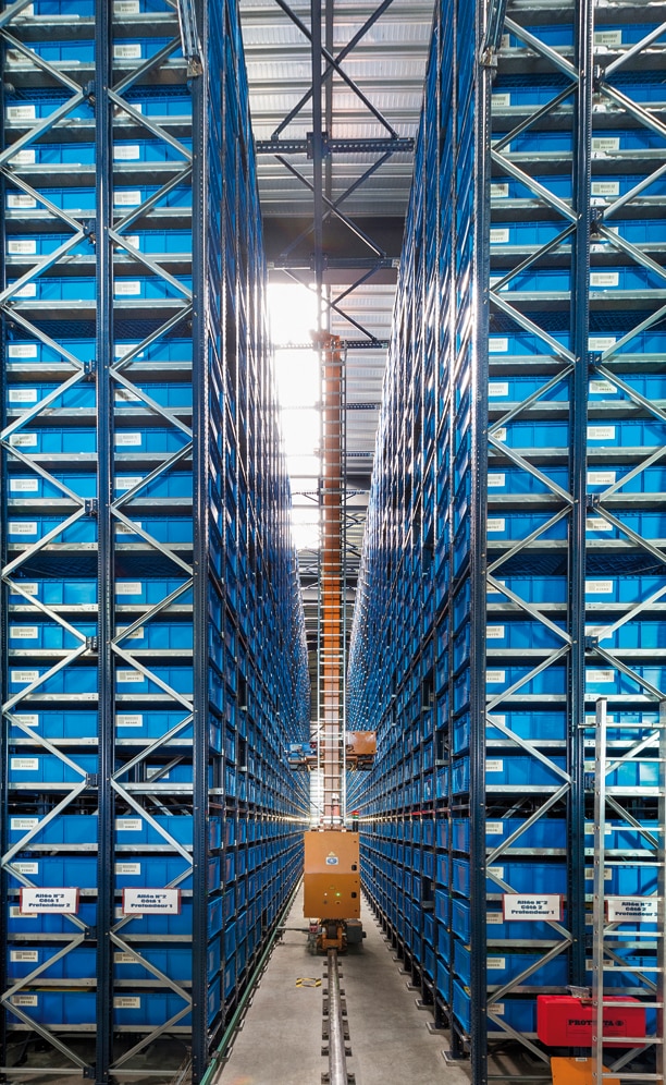 L'altezza delle scaffalature del magazzino automatico è di 12,3 m e il peso consentito per ogni contenitore è di 50 kg