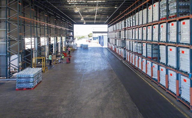 Magazzino autoportante con scaffalature a gravità di San Benedetto