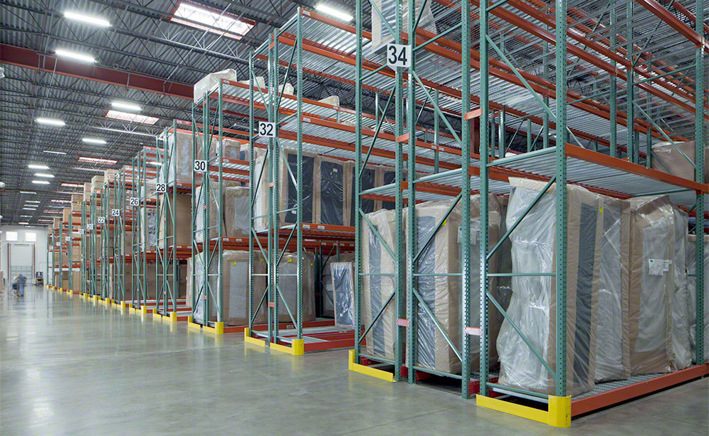 Il nuovo magazzino con corsie strette di Rana Furniture in Florida