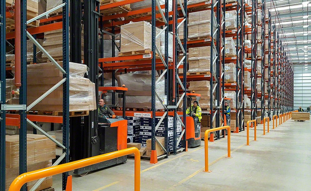 Il nuovo magazzino di Dwell & DFS con scaffalature portapallet per mobili e decorazioni per interni Il nuovo magazzino di Dwell & DFS con scaffalature portapallet per mobili e decorazioni per interni