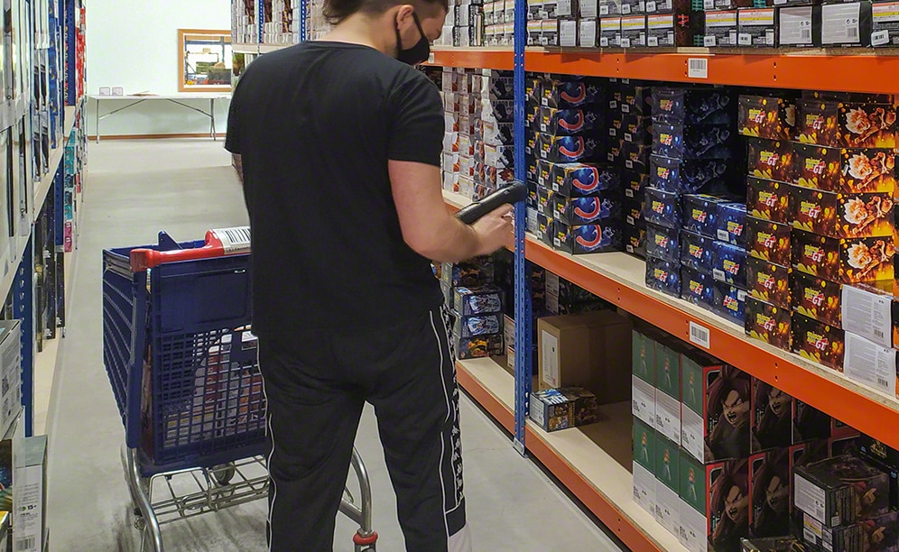 Un operatore di Global Freaks percorre il magazzino preparando ordini