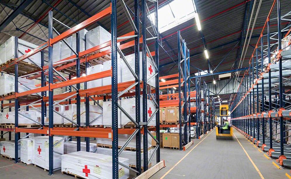 Gli operatori impartiscono gli ordini al Pallet Shuttle servendosi di un tablet