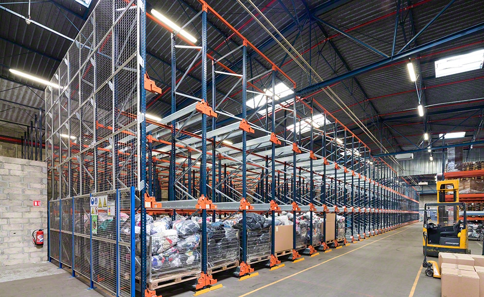 Il Pallet Shuttle si sposta all’interno del canale in completa autonomia Il Pallet Shuttle si sposta all’interno del canale in completa autonomia