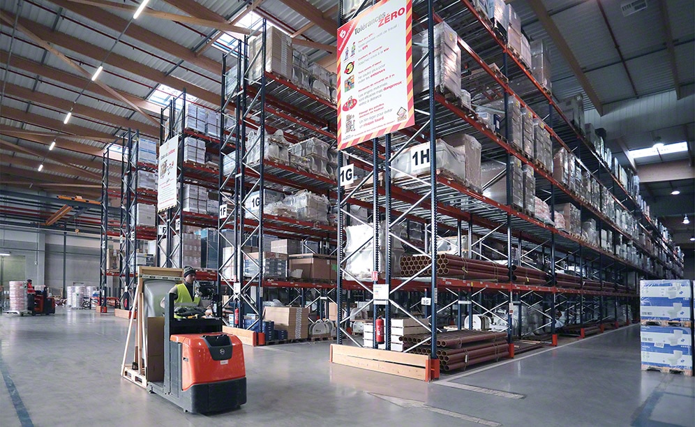 Saint-Gobain utilizza lo spazio disponibile dei propri magazzini in modo intelligente, sfruttando ogni metro quadrato con cicli operativi efficienti che contribuiscono al buon rendimento dell'impianto