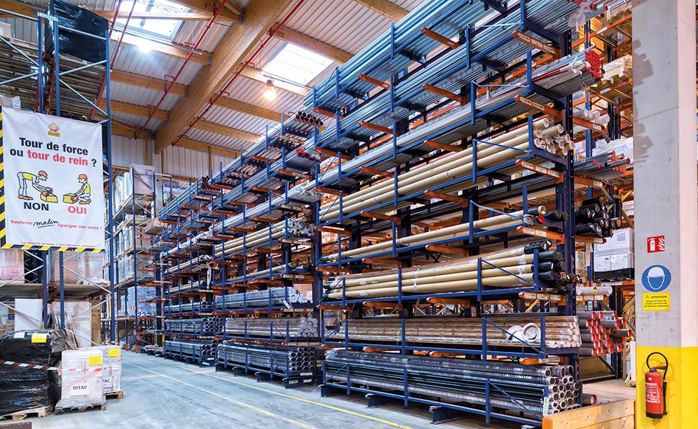 Saint-Gobain utilizza le scaffalature cantilever per stoccare sbarre, profili, tubi e unità di carico notevoli per lunghezza e peso, sfruttando al massimo l'altezza dell'installazione