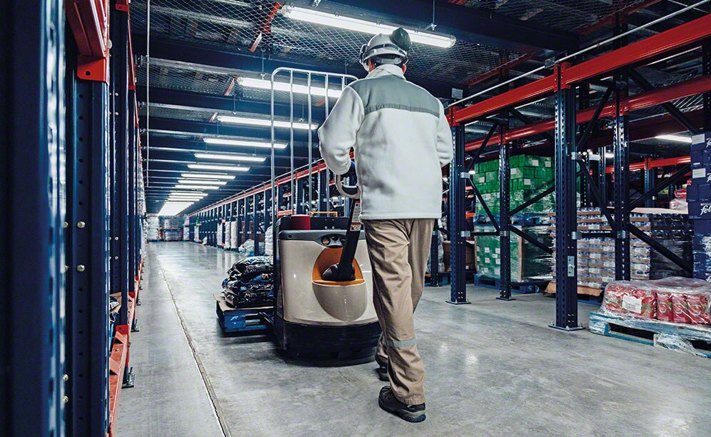 Corsie di picking sotto il blocco di scaffalature ad accumulo con Pallet Shuttle Corsie di picking sotto il blocco di scaffalature ad accumulo con Pallet Shuttle