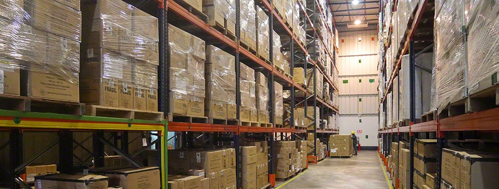 Laboratorios Americanos: Prodotti farmaceutici su scaffalature sismoresistenti Laboratorios Americanos: Prodotti farmaceutici su scaffalature sismoresistenti