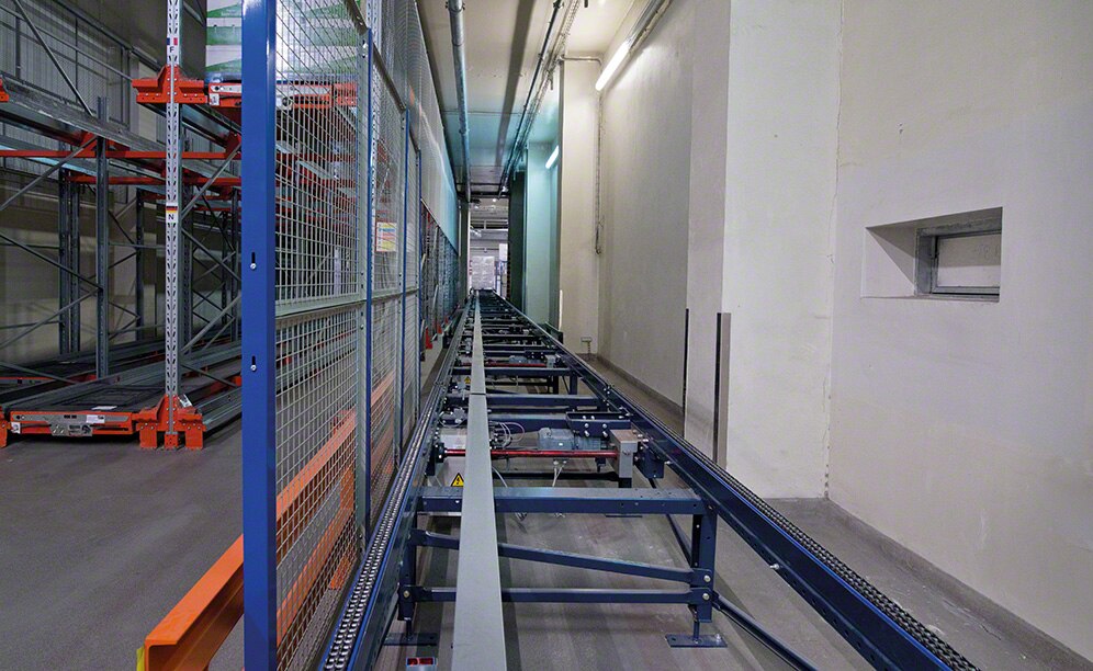 Il trasportatore percorre il lato del magazzino e termina sulle baie.
