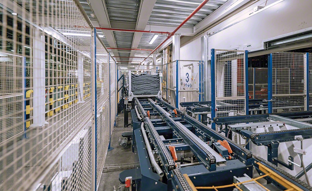 Trasportatori a catena adattati alle dimensioni dei contenitori di metallo