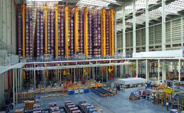 L'area di stoccaggio è completamente automatizzata con 10 trasloelevatori bicolonna