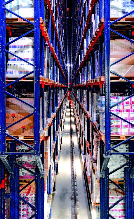 Trasloelevatore a doppia culla che ubica la merce sulle scaffalature del silo