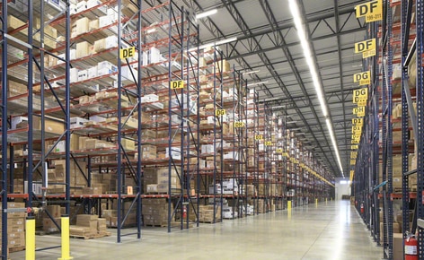 Le scaffalature portapallet risolvono i problemi di spazio del grossista di abbigliamento SanMar nel suo centro di distribuzione di Dallas Le scaffalature portapallet risolvono i problemi di spazio del grossista di abbigliamento SanMar nel suo centro di distribuzione di Dallas
