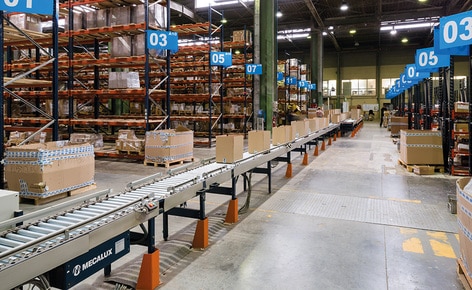 Un circuito completo di trasportatori moltiplica la produttività nel picking del produttore francese di prodotti per il bricolage Vynex Un circuito completo di trasportatori moltiplica la produttività nel picking del produttore francese di prodotti per il bricolage Vynex