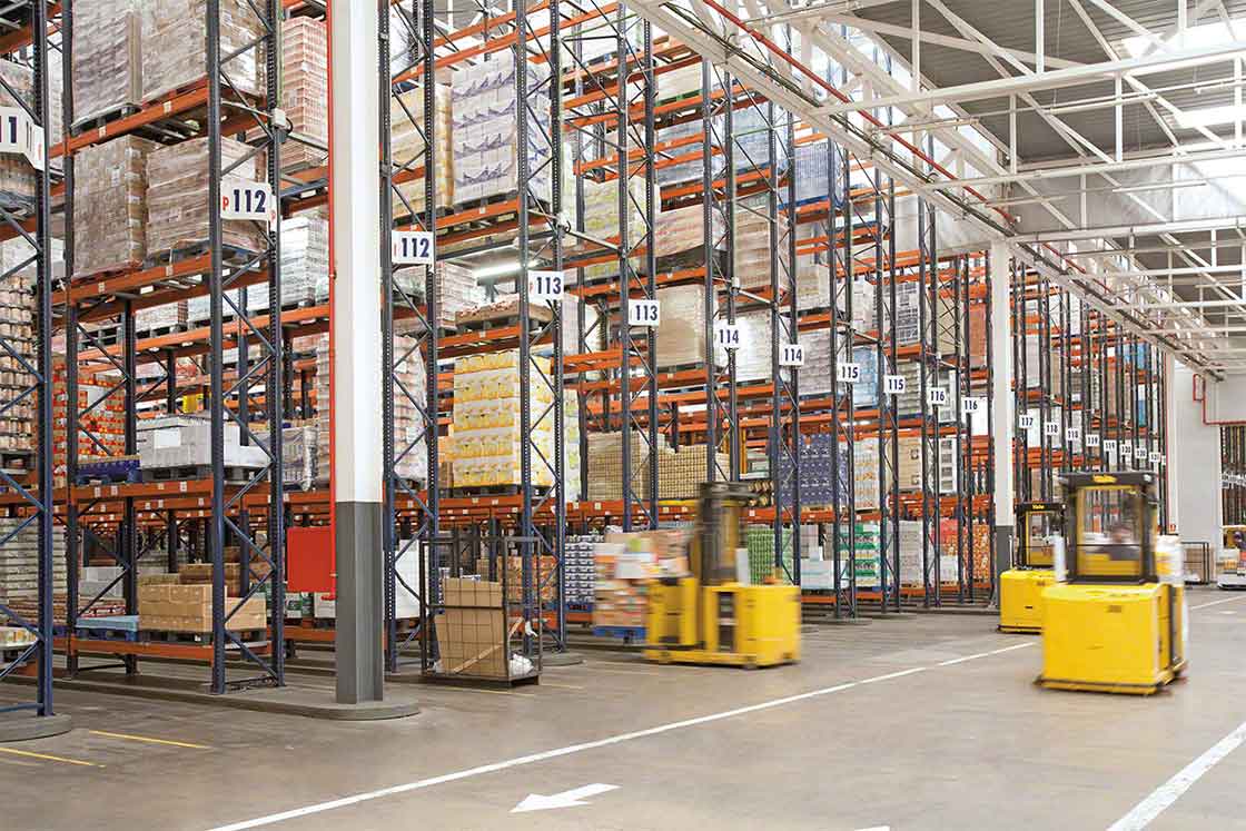 Corsie di lavoro di un magazzino con scaffalature tradizionali Corsie di lavoro di un magazzino con scaffalature tradizionali