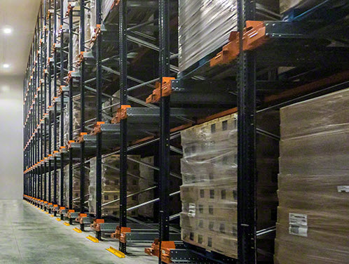 Massima capacità di stoccaggio con il sistema a stoccaggio intensivo Pallet Shuttle semiautomatico