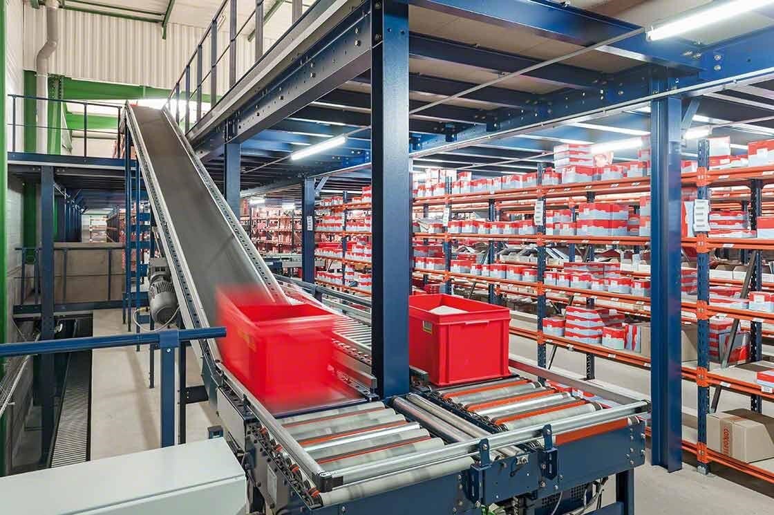 Il circuito di nastri trasportatori a rulli e a catena collegano i tre piani del magazzino intelligente di PAVI-Groupauto