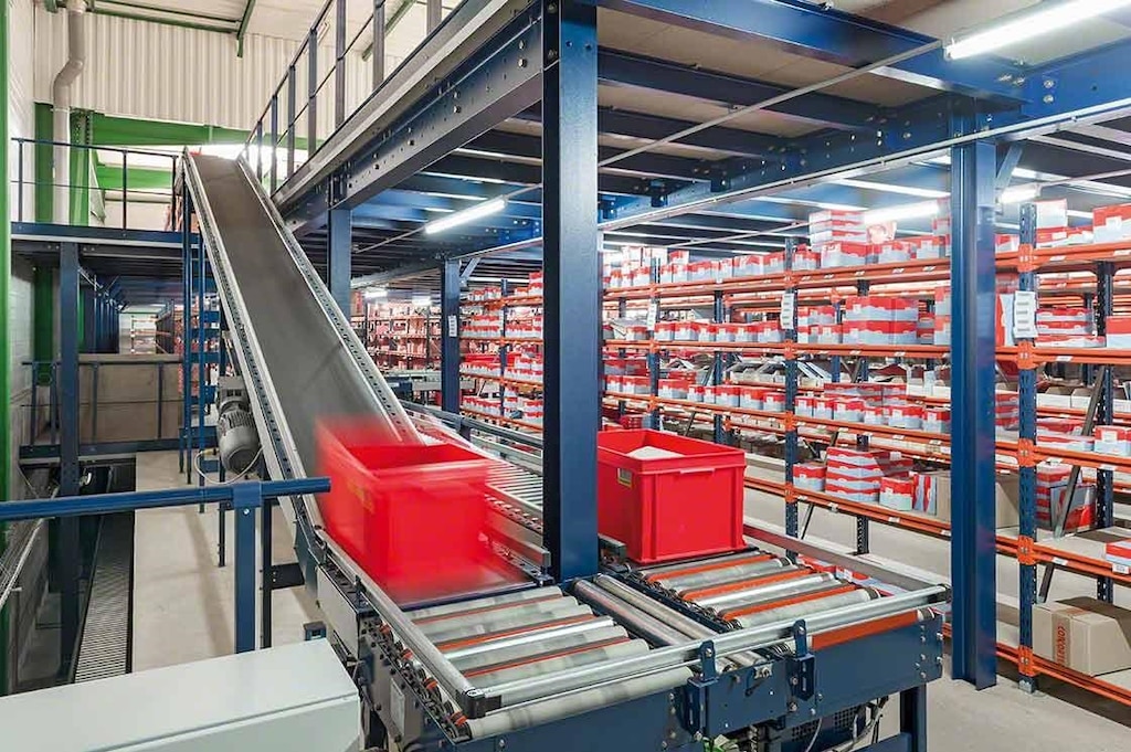 Il circuito di nastri trasportatori a rulli e a catena collegano i tre piani del magazzino intelligente di PAVI-Groupauto Il circuito di nastri trasportatori a rulli e a catena collegano i tre piani del magazzino intelligente di PAVI-Groupauto