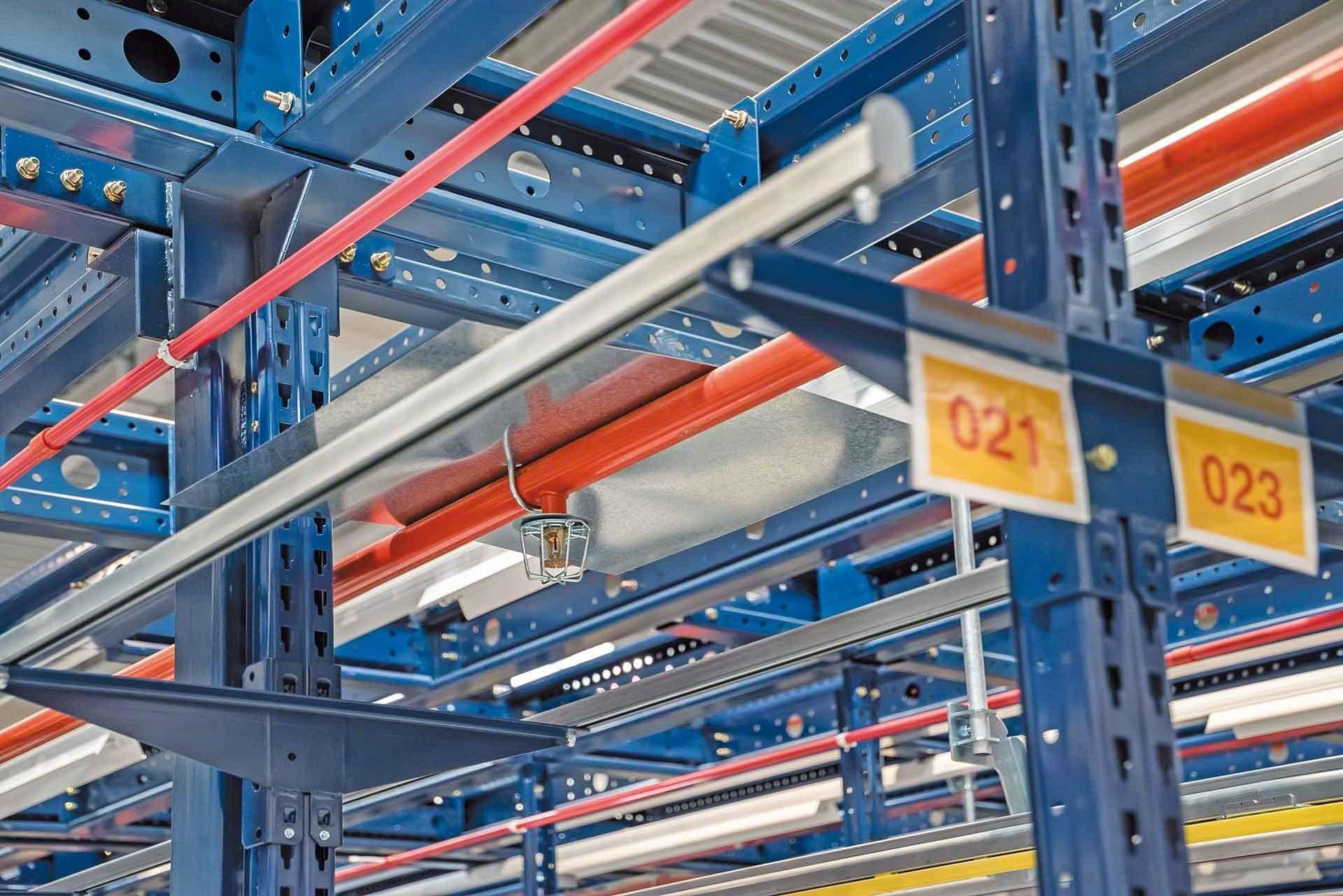 Erogatore di un impianto sprinkler posizionato all'interno di una struttura di scaffalature metalliche