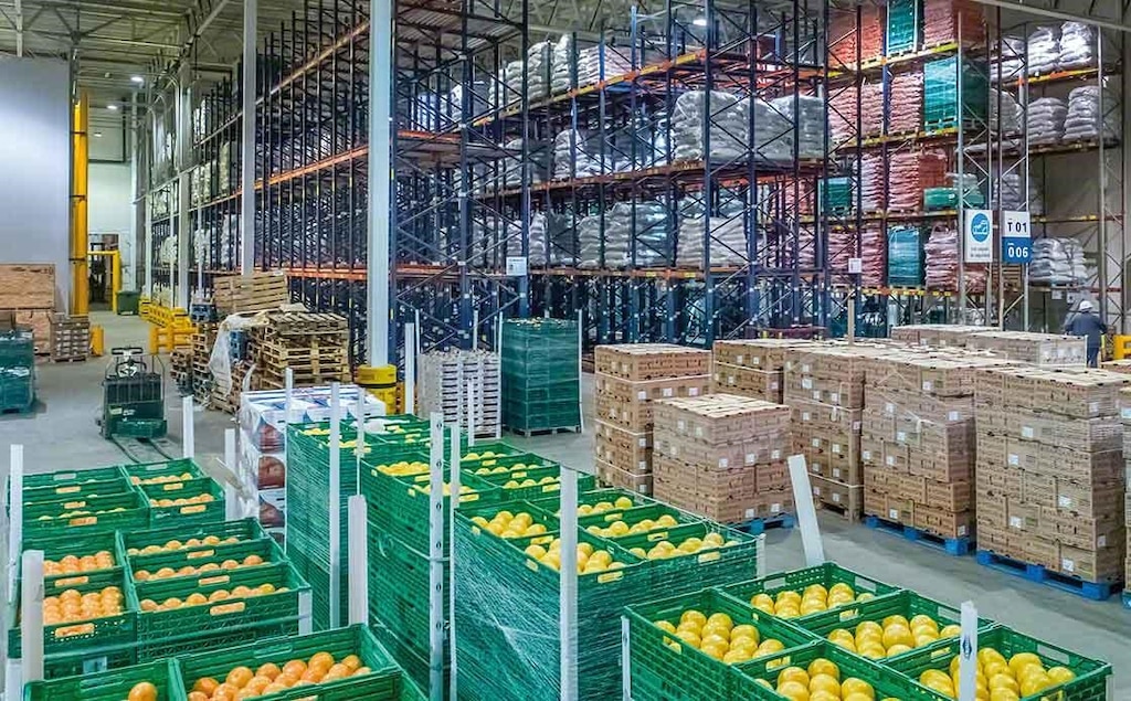 Magazzino in cui avviene lo stoccaggio di frutta fresca a temperatura controllata