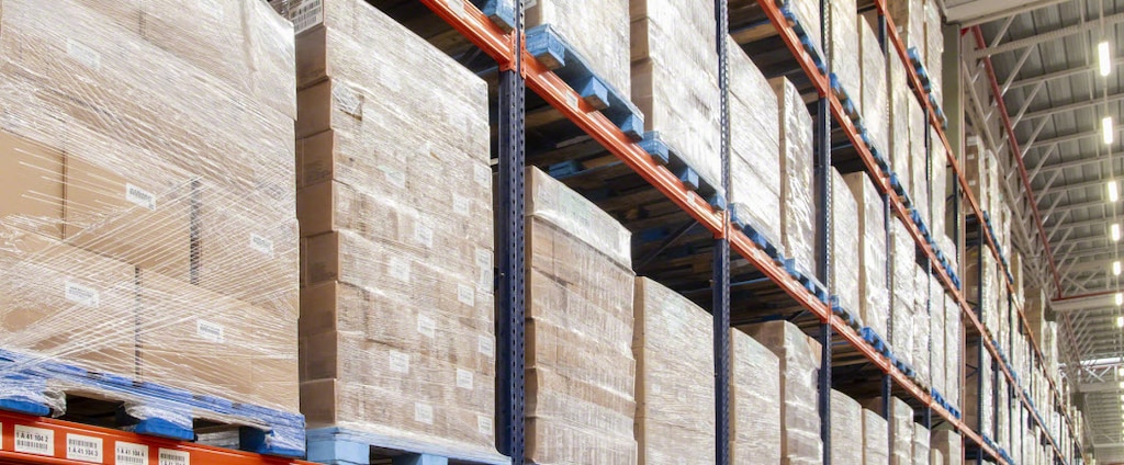 Scaffalature portapallet nel magazzino di mobili di Easy Logistique