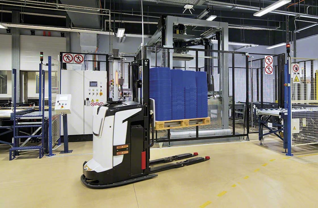 Esistono grandi differenze tra i sistemi AGV e i robot AMR Esistono grandi differenze tra i sistemi AGV e i robot AMR