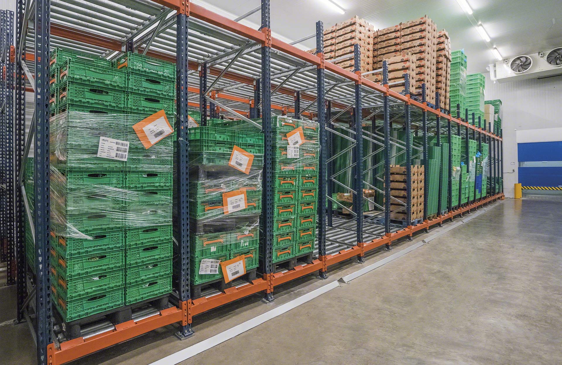 Le scaffalature push-back sono ideali per celle di congelamento dato che i carrelli sono in grado di lavorare a temperature fino a -30 °C