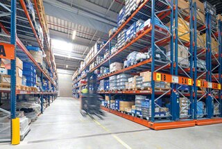 Le scaffalature mobili per magazzini offrono una grande capacità e accesso diretto alla merce