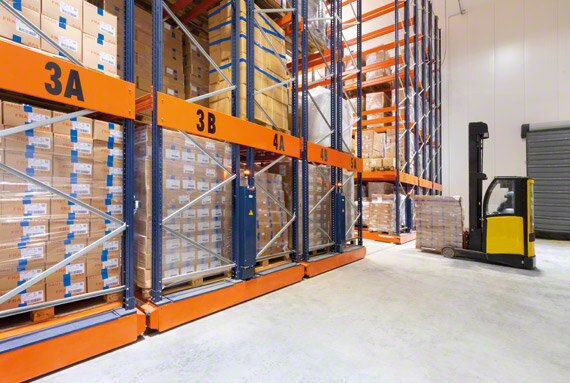 Il carrello elevatore accede alla corsia aperta delle scaffalature su basi mobili per depositare o estrarre il pallet