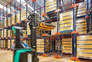 Il Pallet Shuttle è consigliato per magazzini con grandi quantità di entrate e uscite di merce