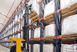 Per il prelievo dei pallet, invertire l’operazione