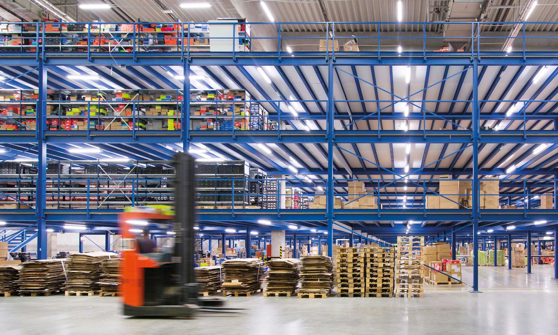 Sportisimo: magazzino ottimizzato con scaffalature portapallet e per picking Sportisimo: magazzino ottimizzato con scaffalature portapallet e per picking